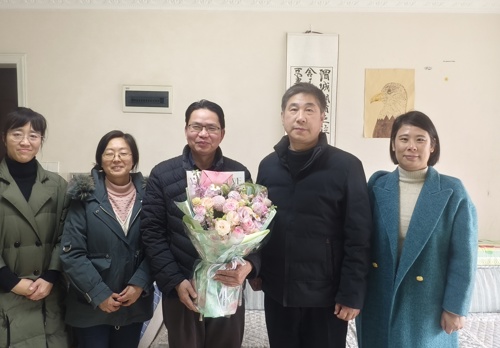 国际教育学院直属党支部开展政治家访活动