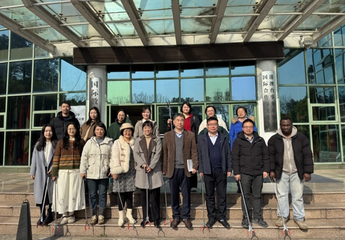 国际教育学院直属党支部开展新春健步走暨校园美化志愿服务活动