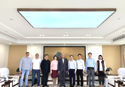 摩尔多瓦康斯坦丁·斯特雷欧洲政治经济研究大学代表团来访
