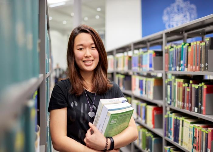 C:\Users\zhanglei\Desktop\COAH Bev\images\student in library.jpg